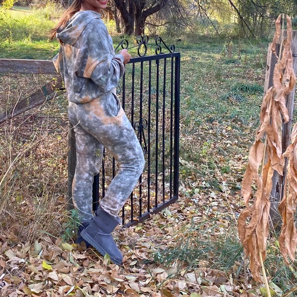 Hoodie & joggers - Picture 1 of 2